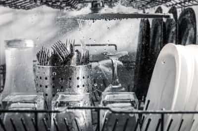 Vaisselle éclatante : à quelle température programmer votre lave-vaisselle  ? Quelle est la durée idéale du lavage ?